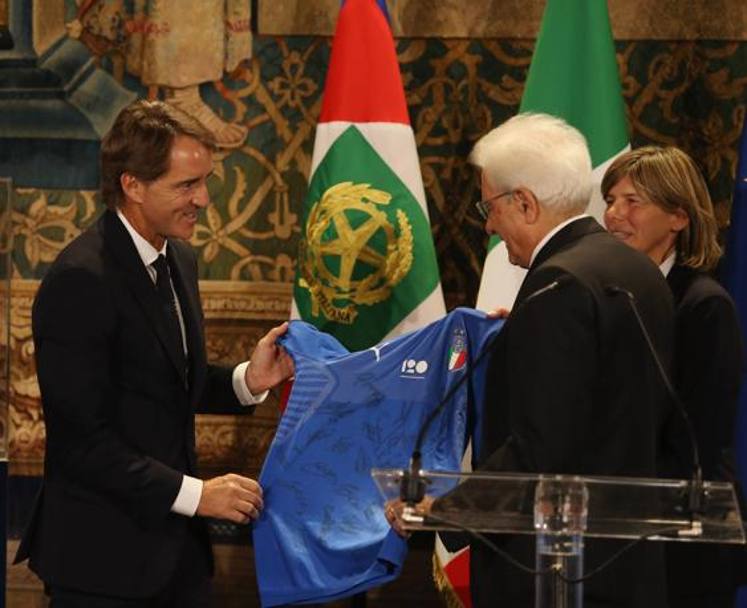 Il c.t. della Nazionale Roberto Mancini consegna la maglia azzurra al Presidente Sergio Mattarella. Getty Images